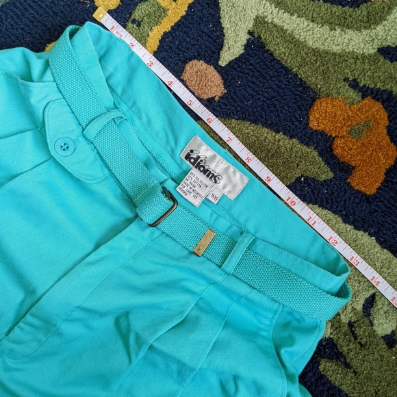 Vintage turquoise pleated shorts with belt and button accents - Picture 4 of 6